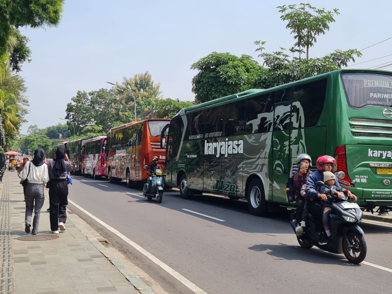 BERJAJAR: Sejumlah bus mengangkut siswa yang tengah melakukan study tour di Candi Borobudur.&nbsp;