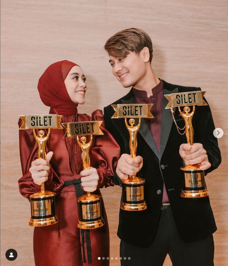 Potret Rizky Billar dan Lesti Kejora Mendapatkan Penghargaan.