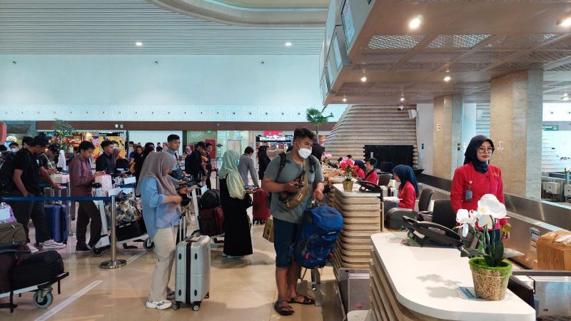 Aktivutas YIA, banyak penumpang memadati area cek bagasi.&nbsp;