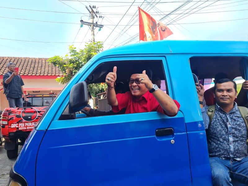 SEMRINGAH: Eks Sekda Kota Magelang Joko Budiyono saat tiba di kantor DPC PDIP Kota Magelang untuk menyerahkan formulir penjaringan Pilkada 2024.&nbsp;