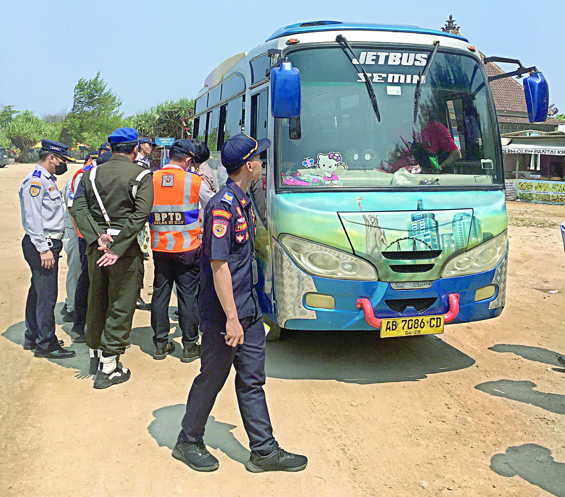 KETAT: Pemeriksaan kelayakan kendaraan bus di objek-objek wisata di Kabupaten Gunungkidul. Surat kelayakan kendaraan harus disertakan, selain izin ke Disdik oleh pihak sekolah yang akan study tour.&nbsp;