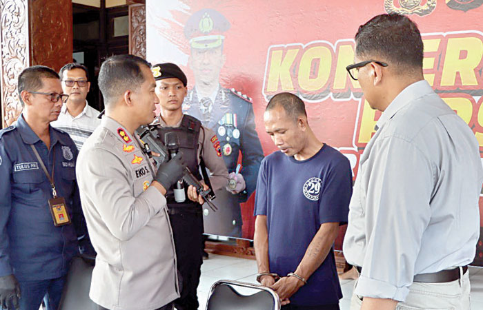 BEJAT: Tersangka MG, warga Kecamatan Kaligesing, Purworejo, diamankan polisi karena tega menyetubuhi anak kandungnya hingga hamil.