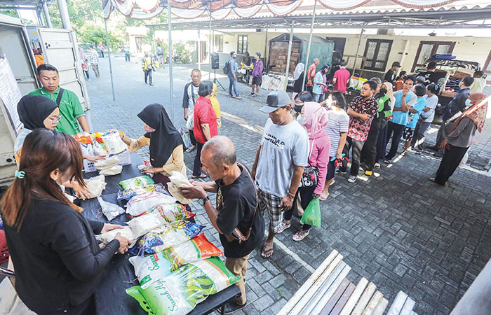 STABILKAN HARGA: Warga membeli sembako saat pasar murah di halaman Disperindag DIJ, Semaki, Jogja, kemarin (17/5). Disperindag menggelar pasar murah dengan menyediakan 10 ton bahan pokok.