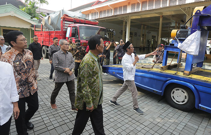 PENGOLAH SAMPAH: Gubernur HB X bersama Bupati Bantul Abdul Halim Muslih dan Pj Wali Kota Singgih Raharjo melihat alat pengolahan sampah di kompleks Kepatihan, Jogja, kemarin (17/5).