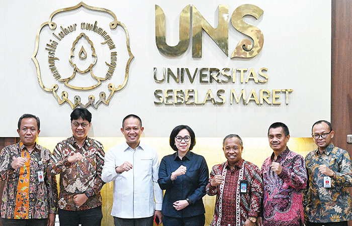 SINERGI: Bupati Kebumen Arif Sugiyanto didampingi jajaran berkunjung ke UNS untuk menandatangani kerjasama pendirian kampus di Kebumen.