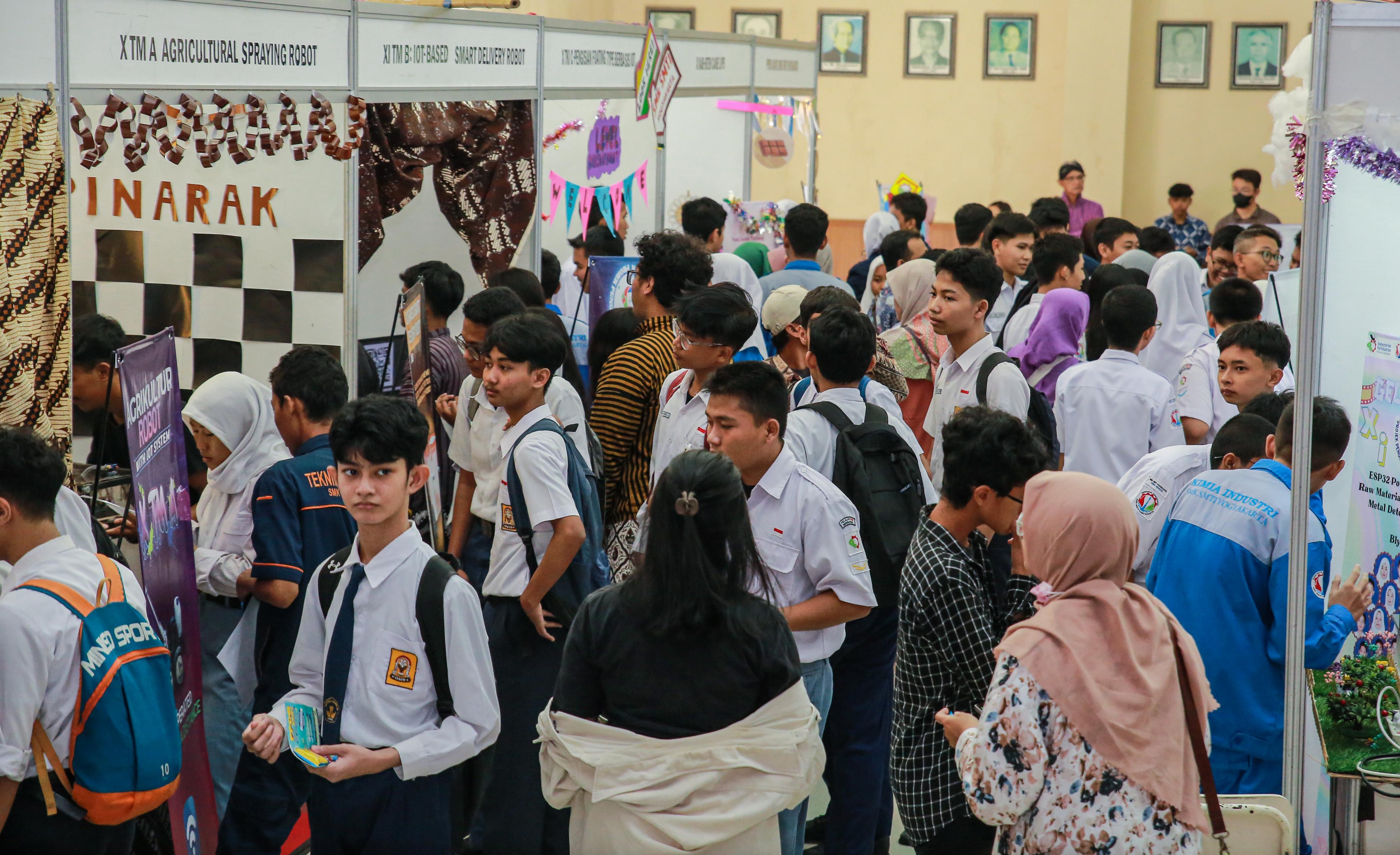 Para siswa SMK SMTI Yogyakarta memamerkan hasil karya mereka dalam agenda gelar karya implementasi program P5