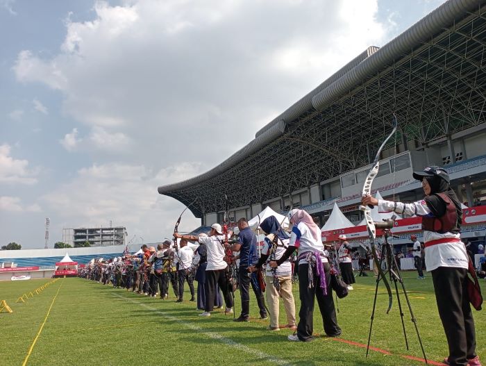 Keterangan Para peserta Kejuaraan Gladi Barebow Asia Championship 2024 saat membidik target anak panah di Stadion Mandala Krida, Jogja