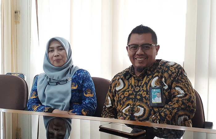 SIAP DITERAPKAN: Humas RSUP Dr Sardjito Banu Hermawan dan Manajer Penunjang Pelayanan RSUP Dr Sardjito Endri Astuti saat memberi keterangan soal implementasi KRIS