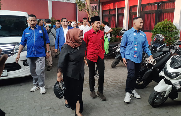 KEMBALIKAN FOEMULIR: Kustini Sri Purnomo bersama jajarannya saat menyerahkan formulir pendaftaran ke DPC PDI Perjuangan Sleman kemarin (17/5).