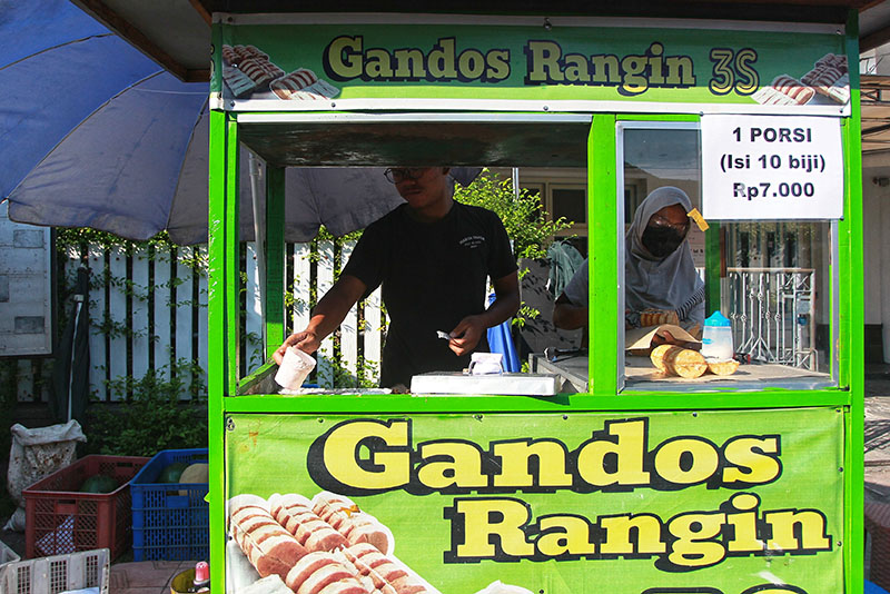 MASIH BERTAHAN: Gerobak pedagang penjual jajanan lawas Gandos yang mangkal di kawasan Kranggan, Kota Jogja, Jumat (17/5). Foto: Guntur Aga Tirtana/Radar Jogja