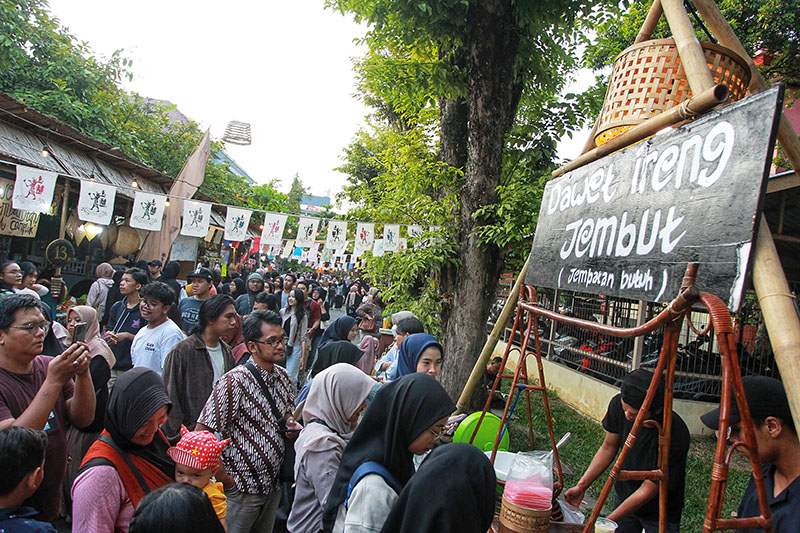 NOSTALGIA: Pasar Kangen di kompleks UNY menawarkan berbagai produk unik dan sulit ditemukan di tempat umum, mulai jajanan lokal tradisional hingga aneka permainan tradisional.