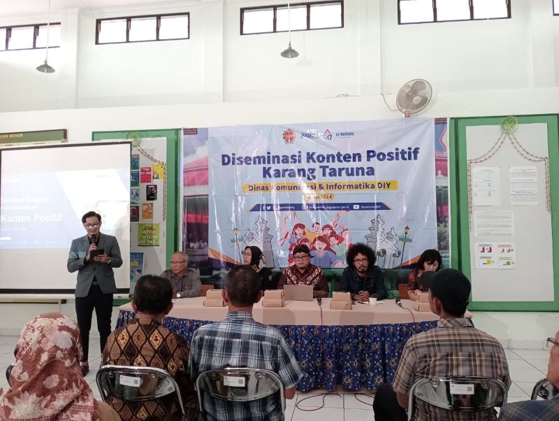 Para Pemateri Diseminasi Konten Positif Karang Taruna saat menyampaikan materi kepada para masyarakat di Aula Kelurahan Bener, Jumat (17/5/2024).&nbsp;  &nbsp;