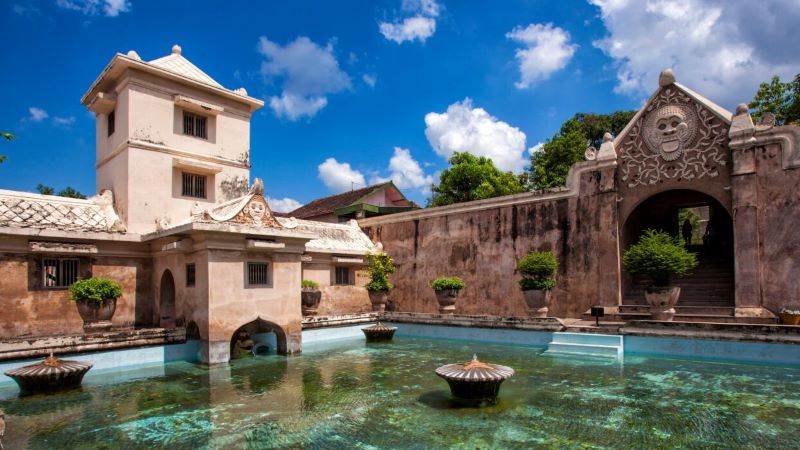 Taman Sari memiliki mitos dan misteri Sumir Gumuling, konon sumur ini tembus hingga Pantai Selatan.