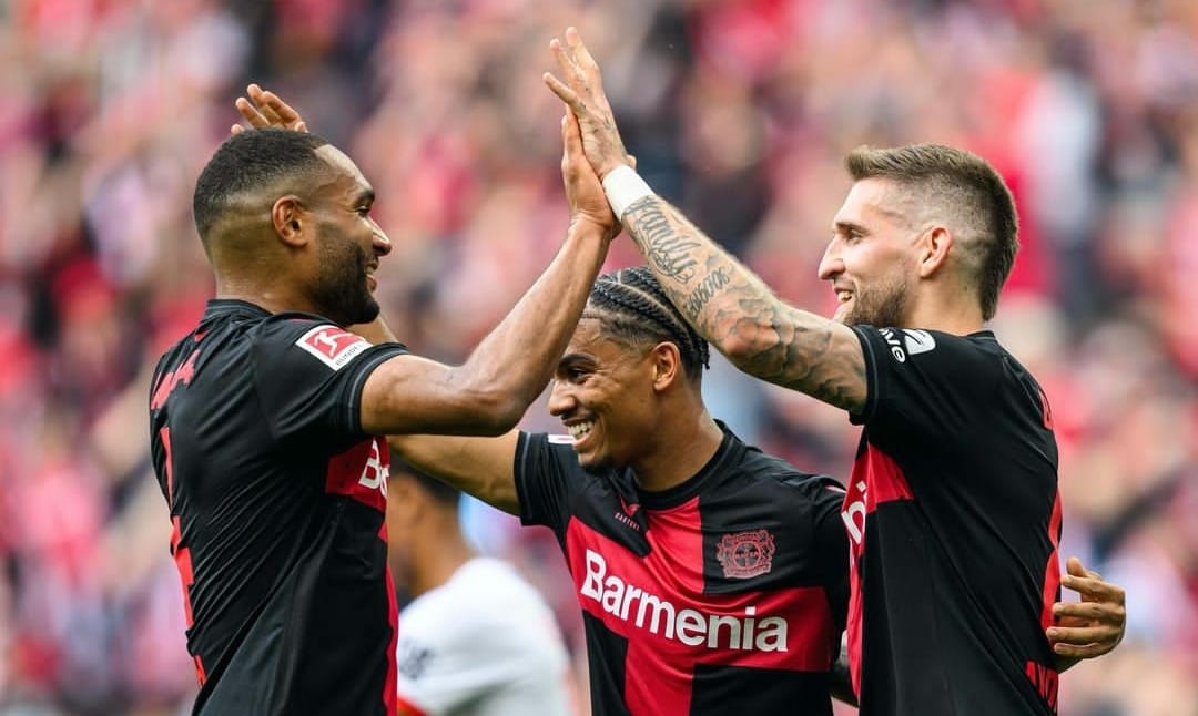 selebrasi penggawa Bayer Leverkusen setelah menjebol gawang Augsburg dan menutup Bundesliga tanpa kekalahan (ig bayer04fussball)