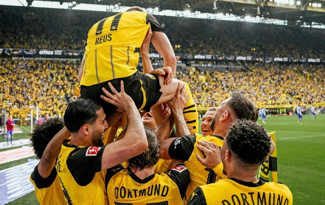Marco Reus diangkat para penggawa Borussia Dortmund sebagai salam perpisahanbersama publik Signal Iduna Park setelah kemenangan atas Darmstadt (ig bvb09)