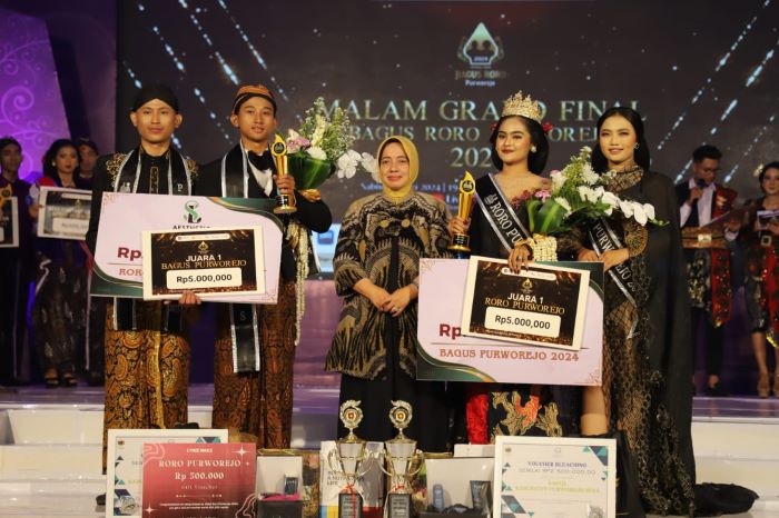 Mualif Sulistio (dua dari kiri) dan Galuh Dhinar Divanka (dua dari kanan) dinobatkan sebagai Bagus Roro Purworejo 2024 pada Sabtu (18/5) malam, mereka siap promosika