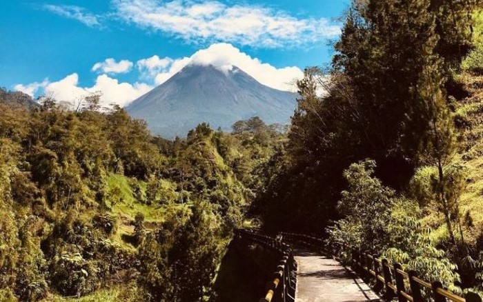 Plunyon, yang terletak di Lereng Gunung Merapi, tepatnya di Kedungsriti, RT 01/RW 06, Umbulharjo, Cangkringan, Sleman.