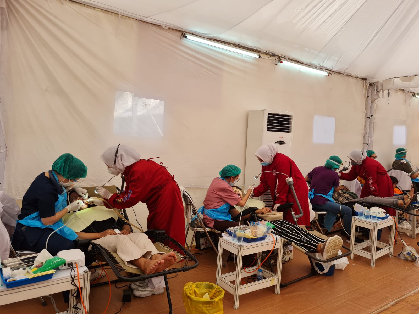 RAMAI: Warga berbondong-bondong menuju stan bakti sosial pengobatan gratis di Taman Lumbini, kompleks Candi Borobudur. Bakti sosial ini dilaksanakan selama dua hari, 18-19 M