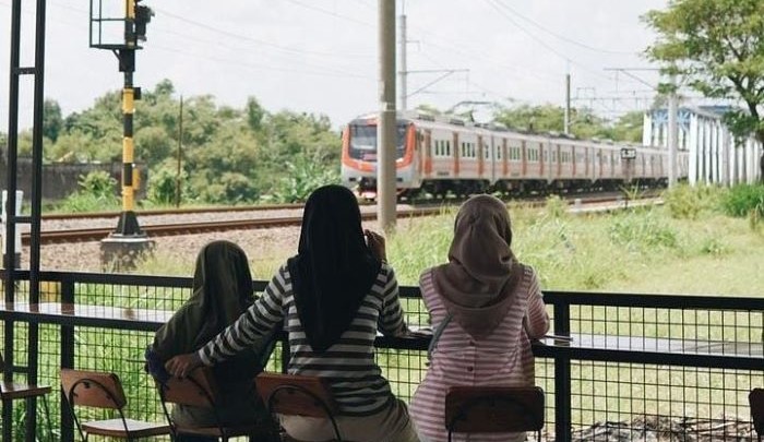 Caption Foto : Menikmati view kereta api melintas di Cokelat Impian Prambanan
