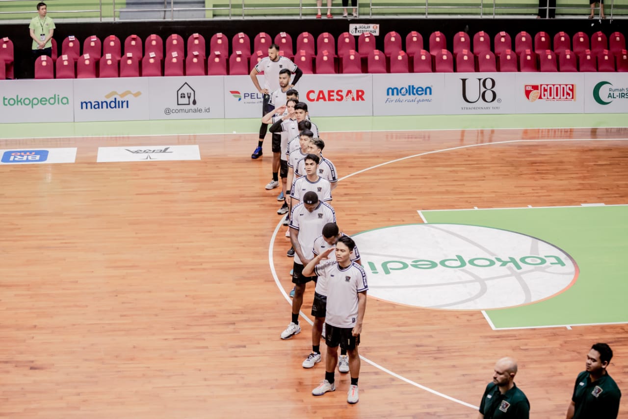 Keterangan Para pemain Bima Perkasa Jogja saat akan tampil melawan Pacific Caesar Surabaya di GOR Pancasila Rabu (15/5) lalu.