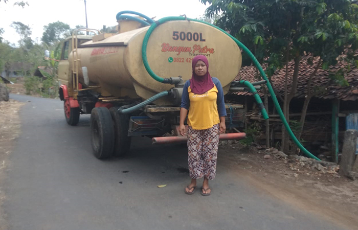 KEBUTUHAN POKOK: Warga membeli air bersih karena terdampak kekeringan di Kalurahan Girisuko, Kapanewon Panggang, Gunungkidul.