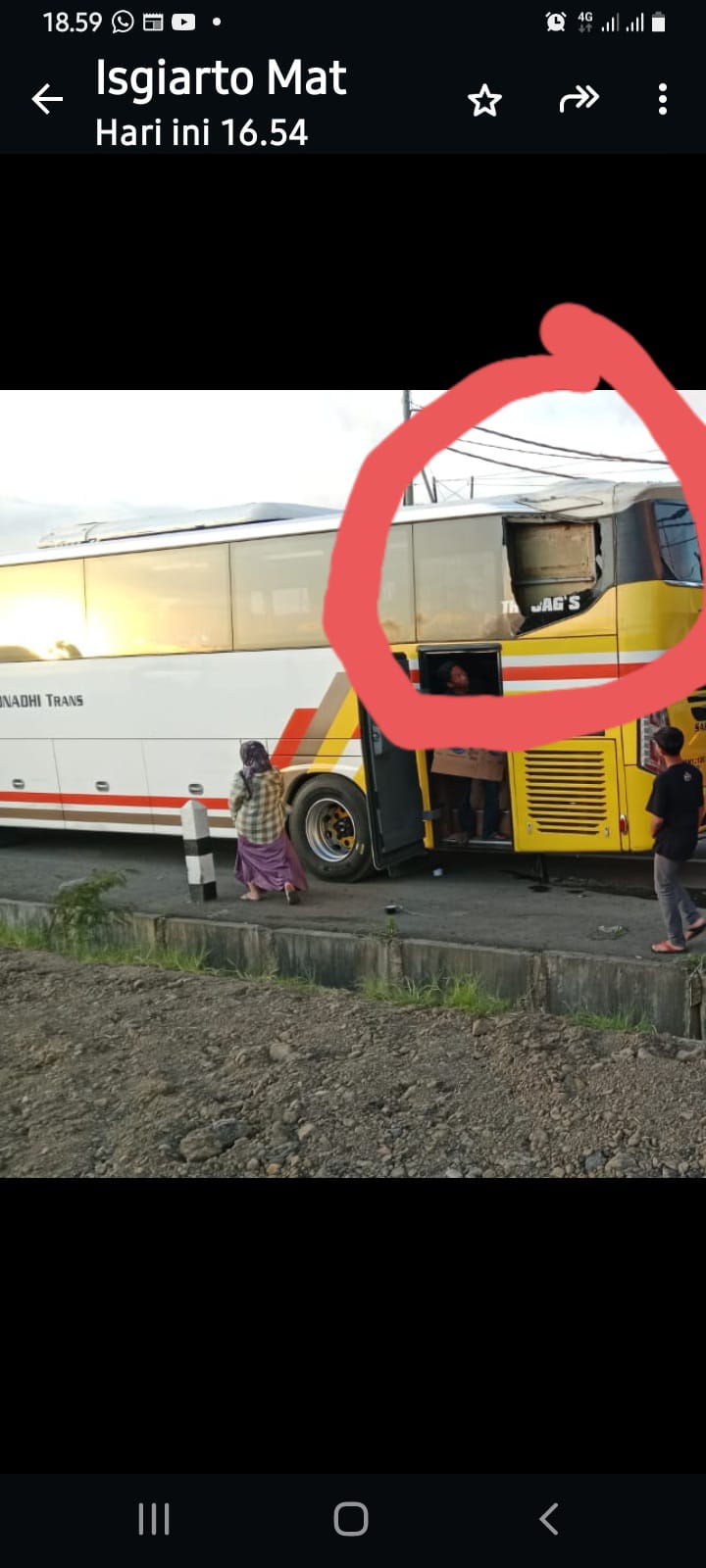 Bagian bus study tour SMPN 3 Depok yang mengalami kerusakan saat di Bedugul Bali.