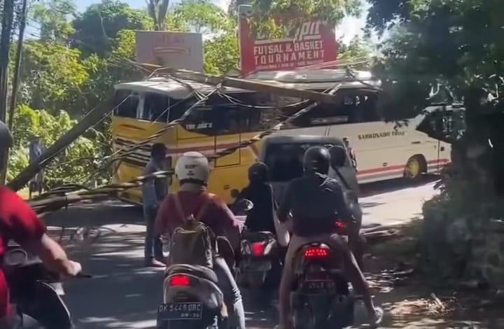 Bus Study Tour SMPN 3 Depok saat mengalami kecelakaan di Bedugul Bali.