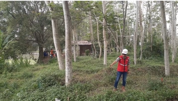 Petugas proyek Tol Jogja-Solo Seksi 2 Paket 2.2 saat mengecek lokasi pembangunan tol yang berada di Situs Mbah Celeng.