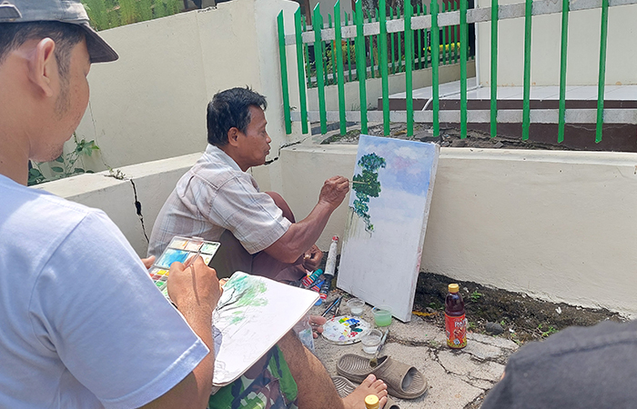 MOMENTUM: Peserta lomba melukis objek untuk memberingati Bulan Menggambar di sekitar Alun-Alun Wates (19/5).