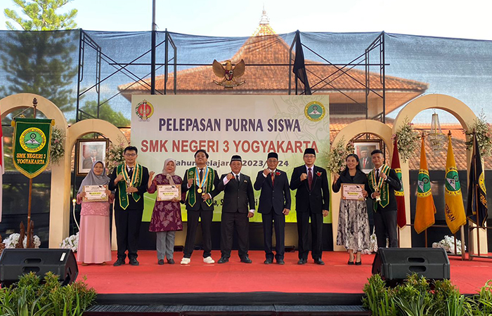SEREMONIAL: Siswa SMKN 3 Jogja saat mengikuti wisuda kelulusan. Diikuti oleh 619 siswa dari delapan jurusan.