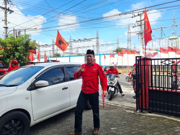 SEMANGAT: Ketua DPRD Kota Magelang Budi Prayitno hendak mengembalikan formulir penjaringan di kantor DPC PDIP Kota Magelang didampingi satgasnya, Minggu (19/5/2024).