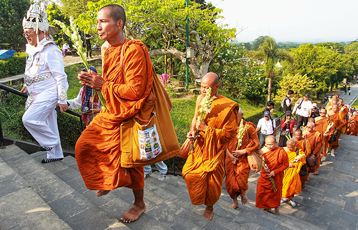 TUJUAN AKHIR:  Sejumlah biksu  yang mengikuti  perjalanan ritual  keagamaan  (Thudong)  tiba di Candi  Borobudur,  Magelang,  Jawa Tengah,  Senin (20/5).