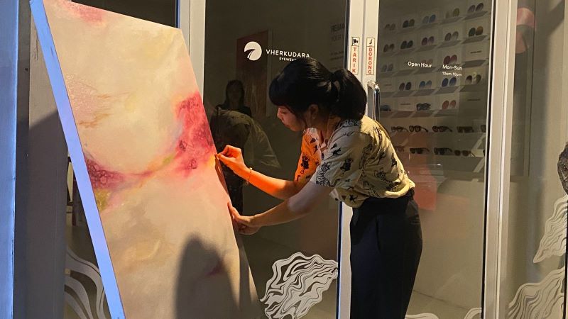 Performen Utami Athasia Ishii menuangkan goresan dalam karyanya, Pameran Reflection Of A Vision kolaborasi dengan Vherkudara di Jalan Selokan Mataram, Condongcatur, Depo, Sleman.