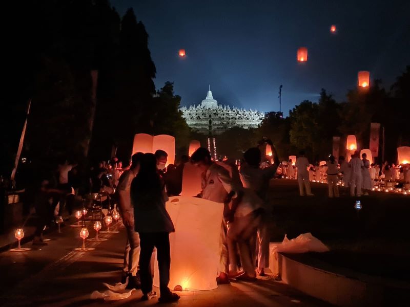 PESAN PERDAMAIAN: Sebelum dilepaskan, para peserta menulis harapan yang diterbangkan bersama&nbsp;lampion.&nbsp;