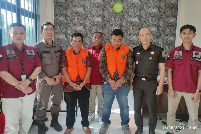 Kedua tersangka saat diserahkan Kejari Bantul ke LP Wirogunan, Kamis (16/5/2024).