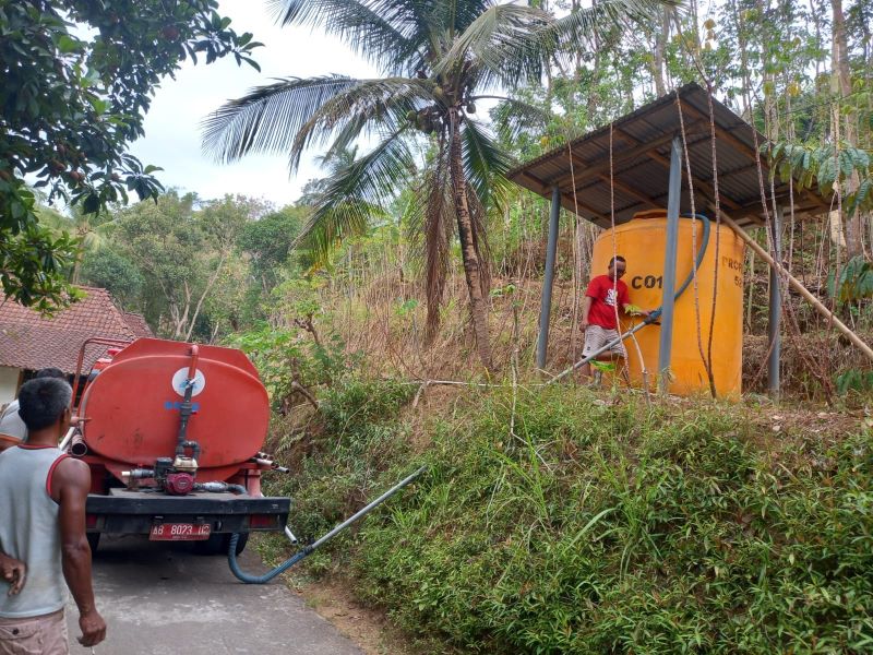 Dropping air dilakukan BPBD Kulon Progo diterima langsung oleh warga.