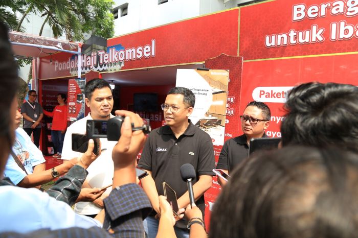 Vice President Postpaid Consumer and International Roaming Telkomsel, Danang Andrianto  saat memberikan keterangan terkait layanan Telkomsel di Posko Siaga Embarkasi Donohudan Boyolali.