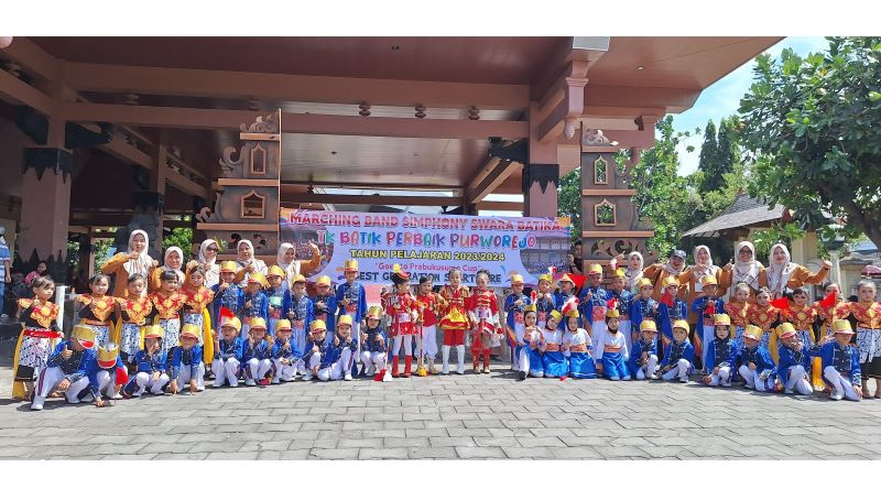 Para siswa TK Batik Perbaik Purworejo foto bersama usai mengikuti kompetisi Piala Prabukusumo Cup 2024 pada Minggu (19/5/2024).