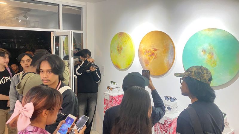 Suasana ruang pameran Reflection Of A Vision yang banyak dikunjungi seniman muda Yogyakarta dikarenakan konsepnya yang unik.