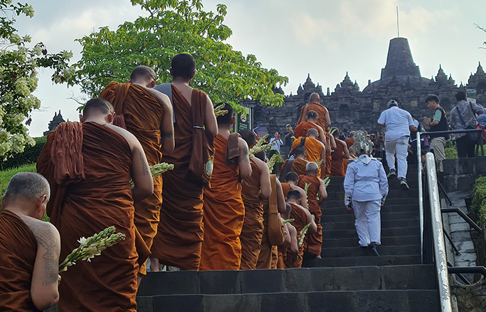 LAKU SPIRITUAL: Setelah menempuh perjalanan sekitar 60 kilometer, para biksu thudong sampai di Candi Borobudur, (20/5).
