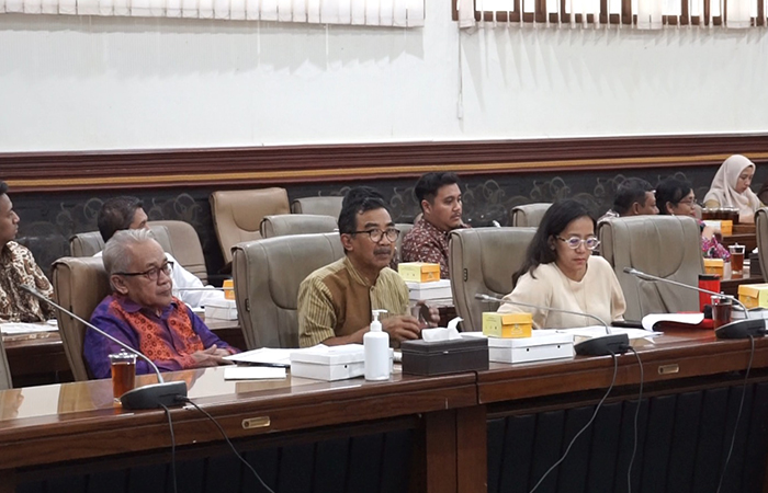 CAGUB PEREMPUAN: Penghageng Kawedanan Hageng Panitrapura Keraton Jogja GKR Condrokirono mencermati materi perubahan Perdais No. 2 Tahun 2015 di gedung DPRD DIY, Senin(20/5).