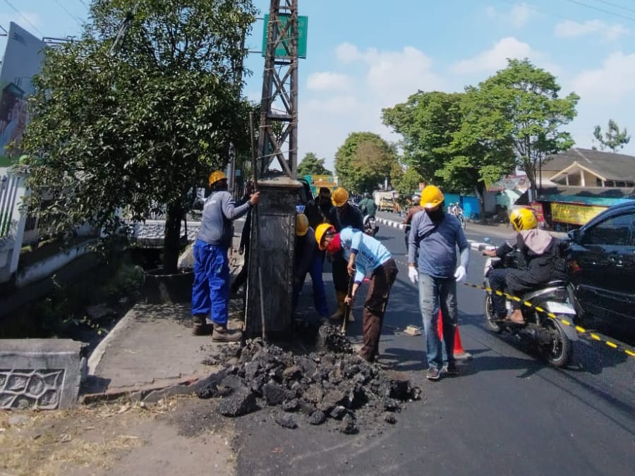 Suasana petugas saat melakukan pemindahan cagar budaya cagak anim di Jalan Magelang Km.12, Sleman pada Senin (20/5/2024). Cagar budaya tersebut dipindahkan ke Museum Gunung Merapi (MGM).