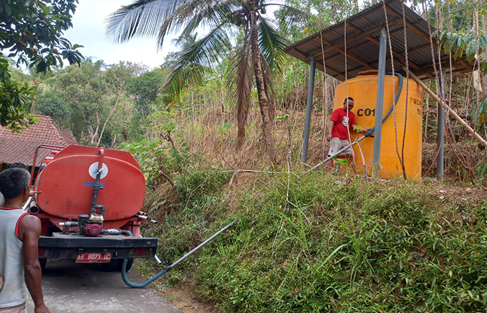 Dropping air dilakukan BPBD Kulon Progo diterima langsung oleh warga.