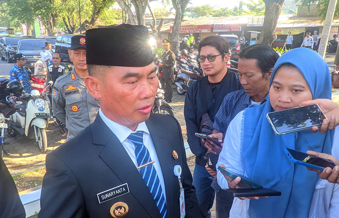 Bupati Gunungkidul Sunaryanta saat diwawancarai awak media, Senin (20/5).