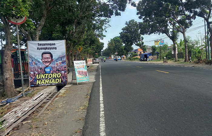 MULAI MENJAMUR: Baliho dan reklame tidak berizin yang berada di sudut Kabupaten Bantul.