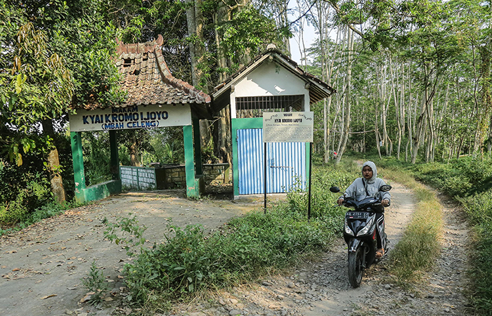 KERAMAT: Warga melintas di samping makam Kyai Kromo Ijoyo (Mbah Celeng) di  Ketingan, Tirtoadi, Mlati, Sleman, kemarin (21/5). Lokasi makam yang juga cagar  budaya iitu terdampak tol Jogja-Solo.