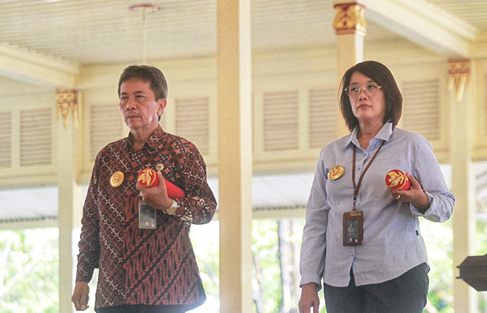 JELANG DILANTIK: Sugeng Purwanto dan Srie Nurkyatsiwi mengikut gladi bersih di Bangsal Kepatihan, (21/5). Sugeng menjadi Pj wali kota Jogja dan Siwi sebagai Pj bupati Kulon Progo.