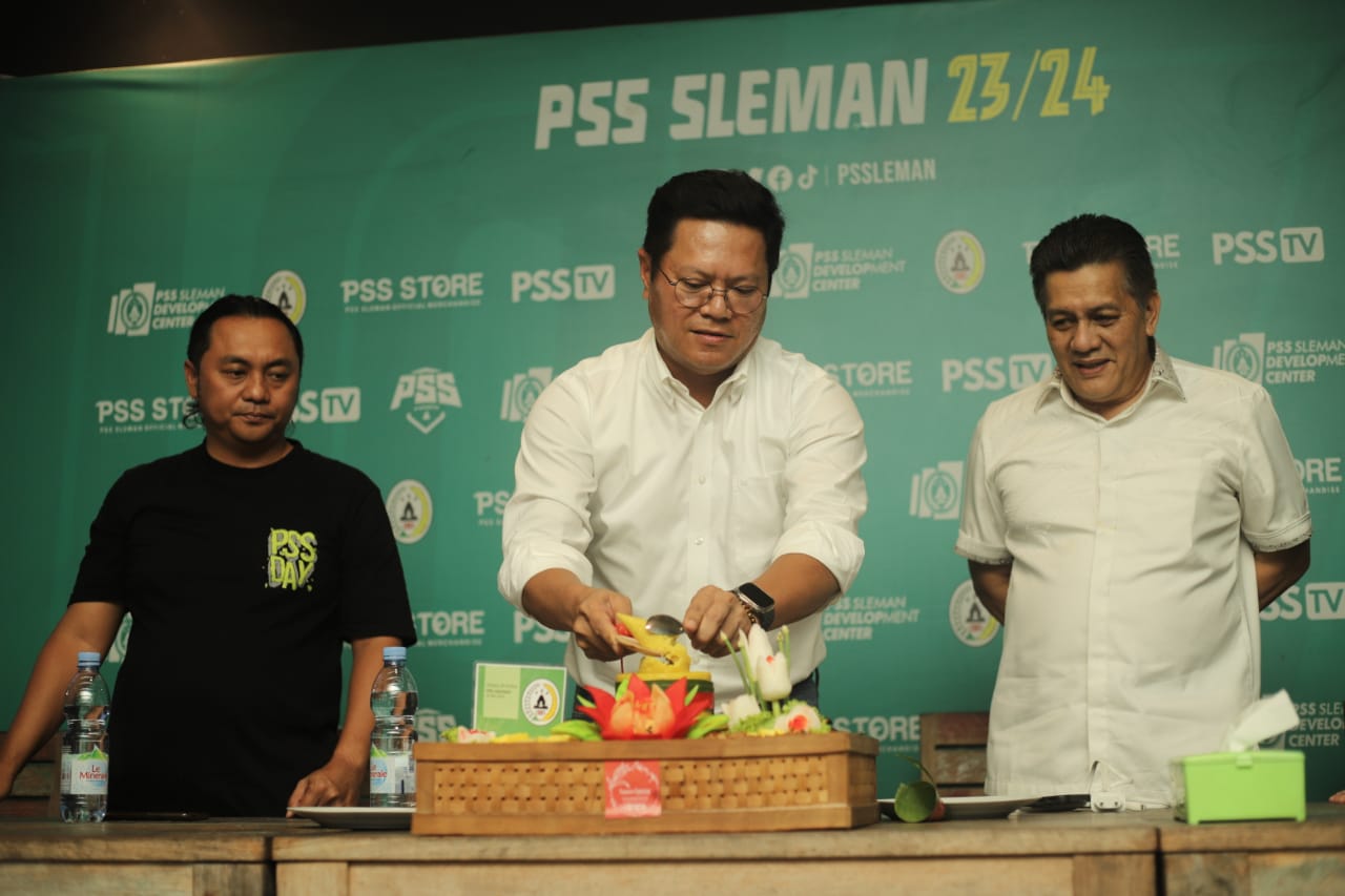 Keterangan Presiden Direktur PT PSS, Gusti Randa bersama para jajaran keluarga besar PSS Sleman saat merayakan hari jadi ke-48 di Pendopo Omah PSS.