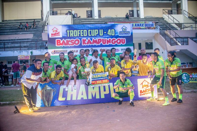 Keterangan Tim Bakso KampungQu FC saat merayakan kemenangan.