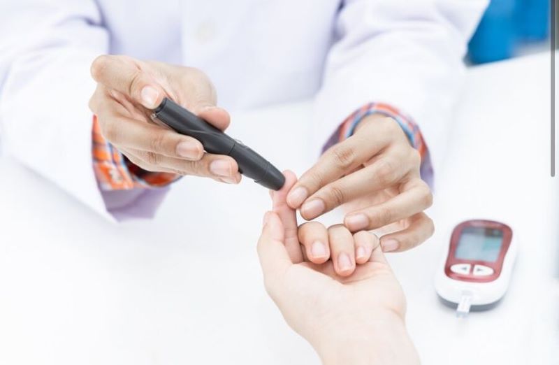 Mengecek kadar glukosa darah untuk penentuan insulin pada pasien.